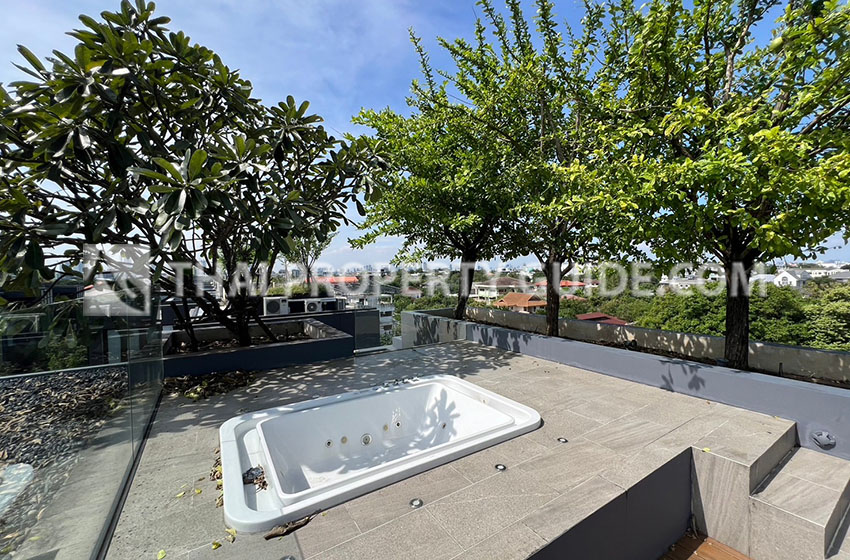 House with Private Pool in Srinakarin 
